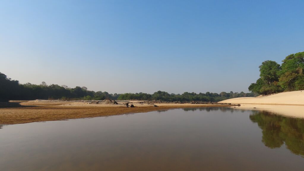 Praia de areia branca e banco de areia no encontro das águas do Cantão Praia de areia branca e banco de areia no encontro das águas do Cantão