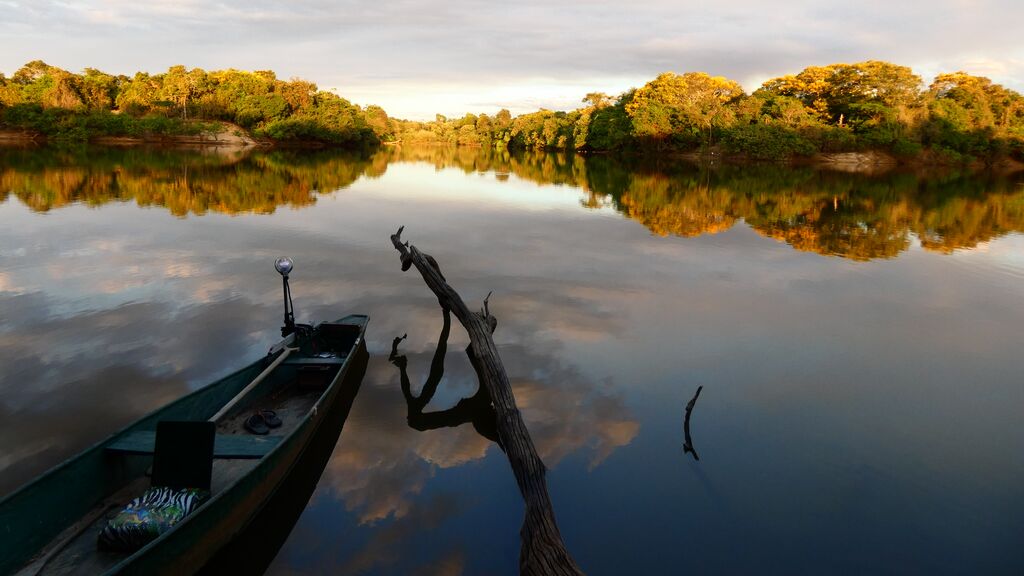 Canoa parada em água espelhada ao entardecer no Parque Estadual do Cantão Canoa parada em água espelhada ao entardecer no Parque Estadual do Cantão
